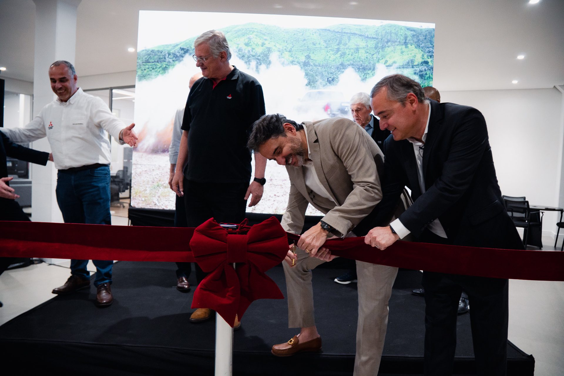 Fotografia de inauguração: os bastidores da reinauguração da concessionária Mitsubishi