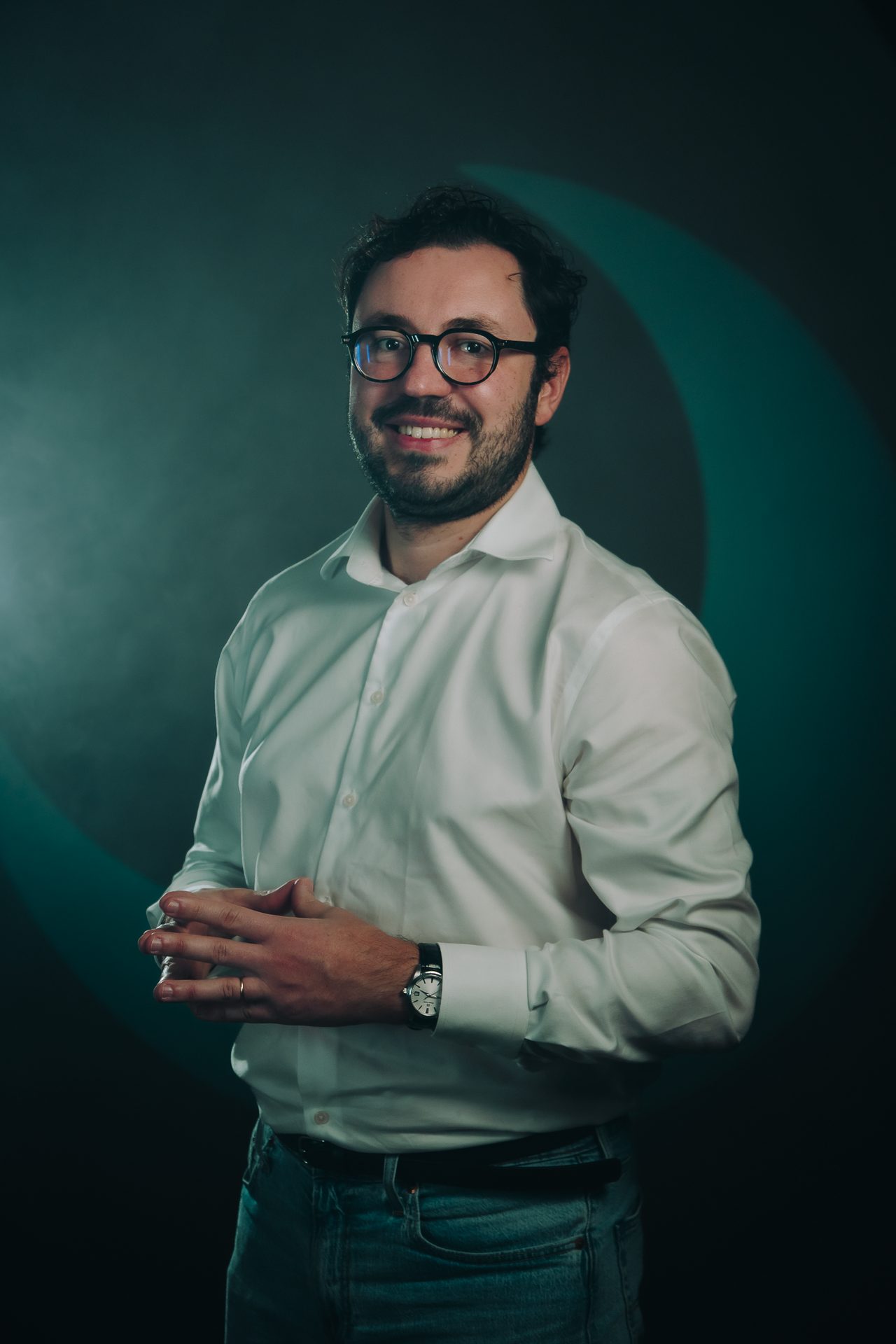 Retrato corporativo com o símbolo da SWAP One projetado ao fundo em paleta escura