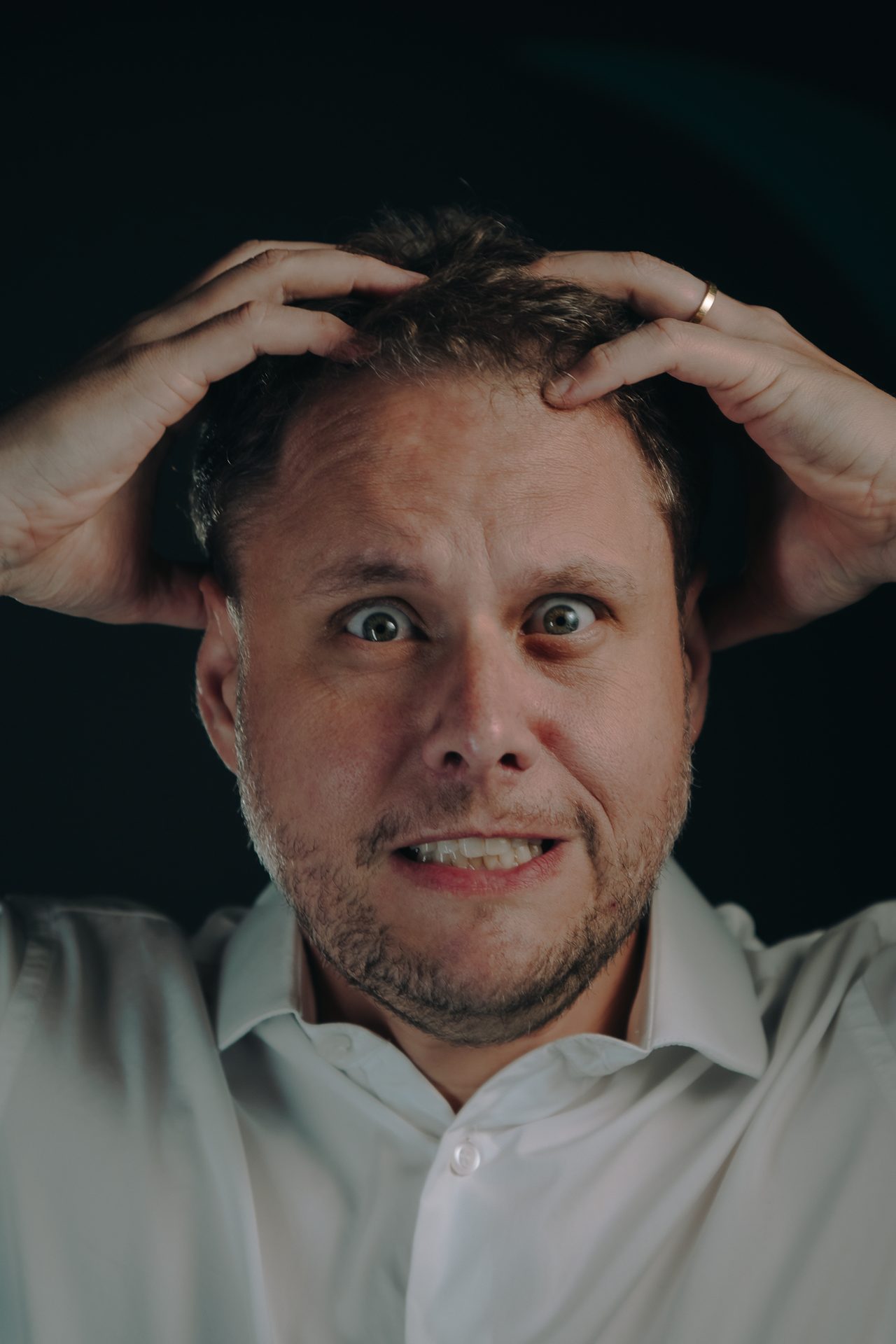 Retrato expressivo e bem-humorado de integrante da equipe SWAP One durante o ensaio