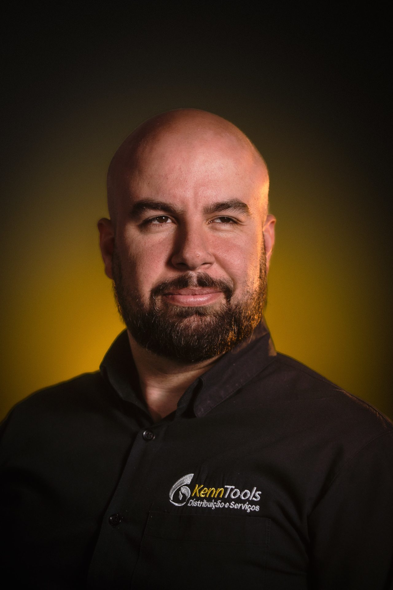 Retrato de posicionamento de profissional da KennTools na identidade visual âmbar da marca