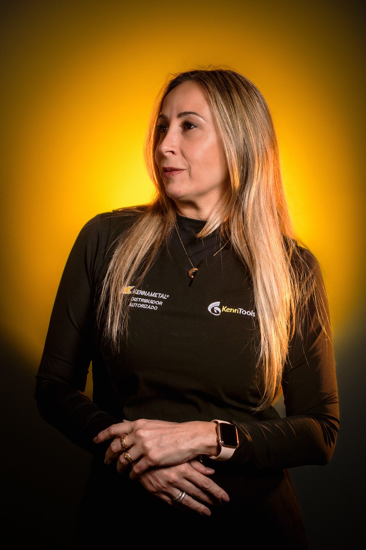 Retrato com direção de luz dramática de integrante da equipe comercial da KennTools